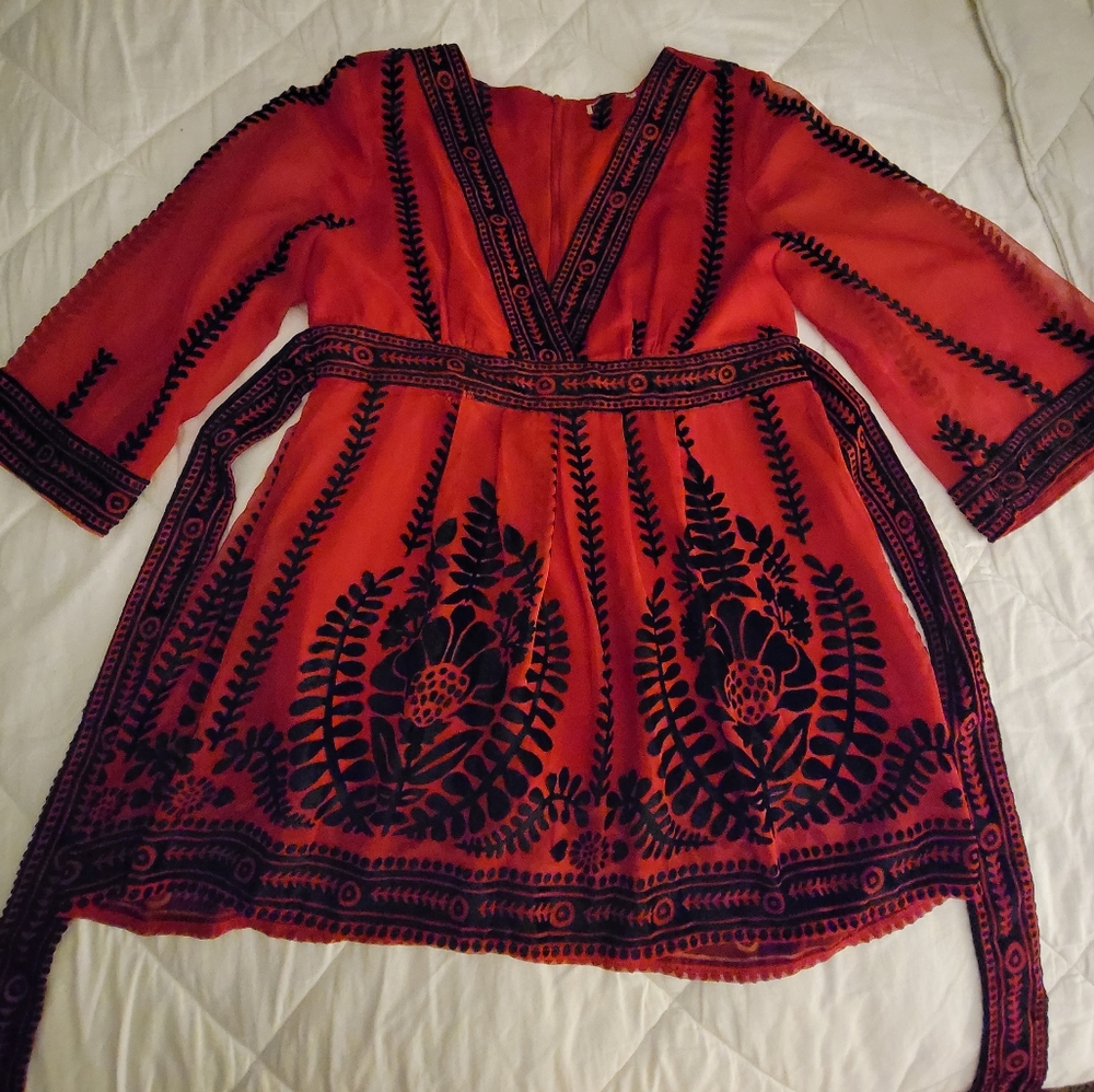 GENTLY WORN BOSTON PROPER RED W/BLACK VELVET PRINT BLOUSE -SIZE MEDIUM (8/10)
